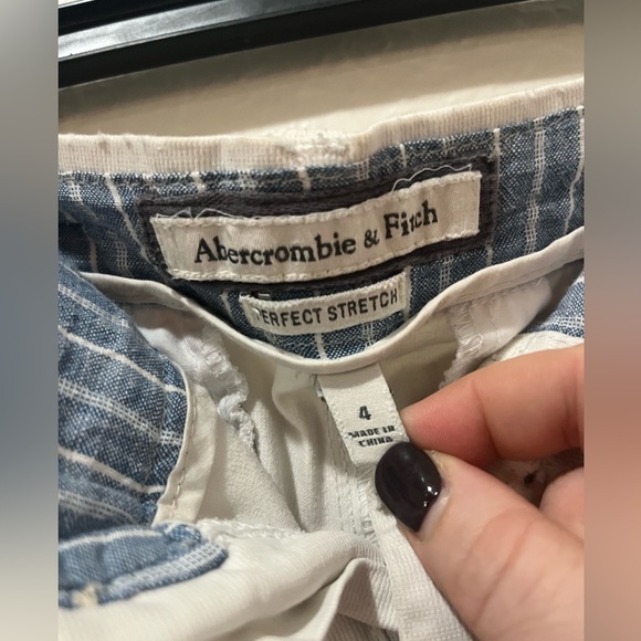 🇺🇸Woman’s Size 4 Stretch Abercrombie & Fitch White shorts - Picture 3 of 3